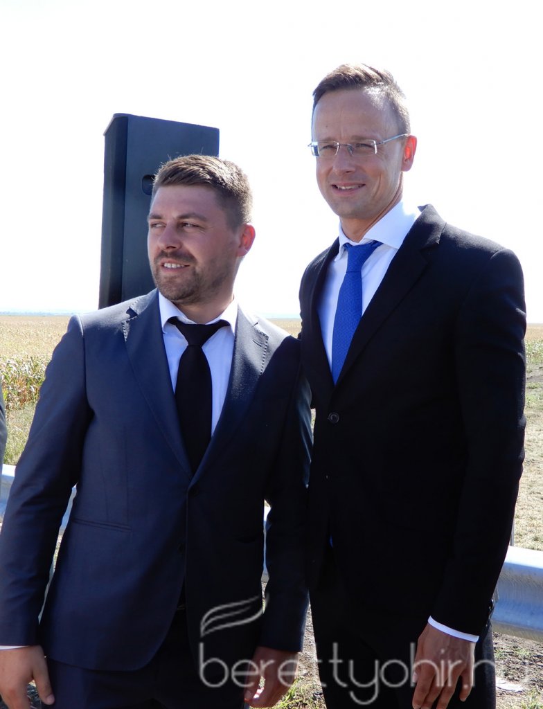 Átadták az M4-es autópálya Ártándig tartó szakaszát30